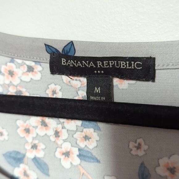Banana Republic Factory Gray Floral Short Sleeve Blouse - Picture 4 of 6